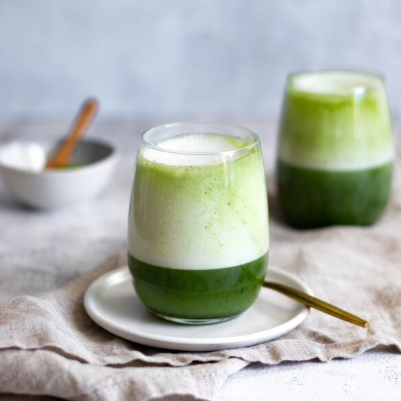 2 Gläser mit Matcha Latte