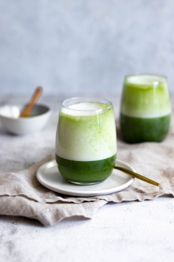 2 Gläser mit Matcha Latte