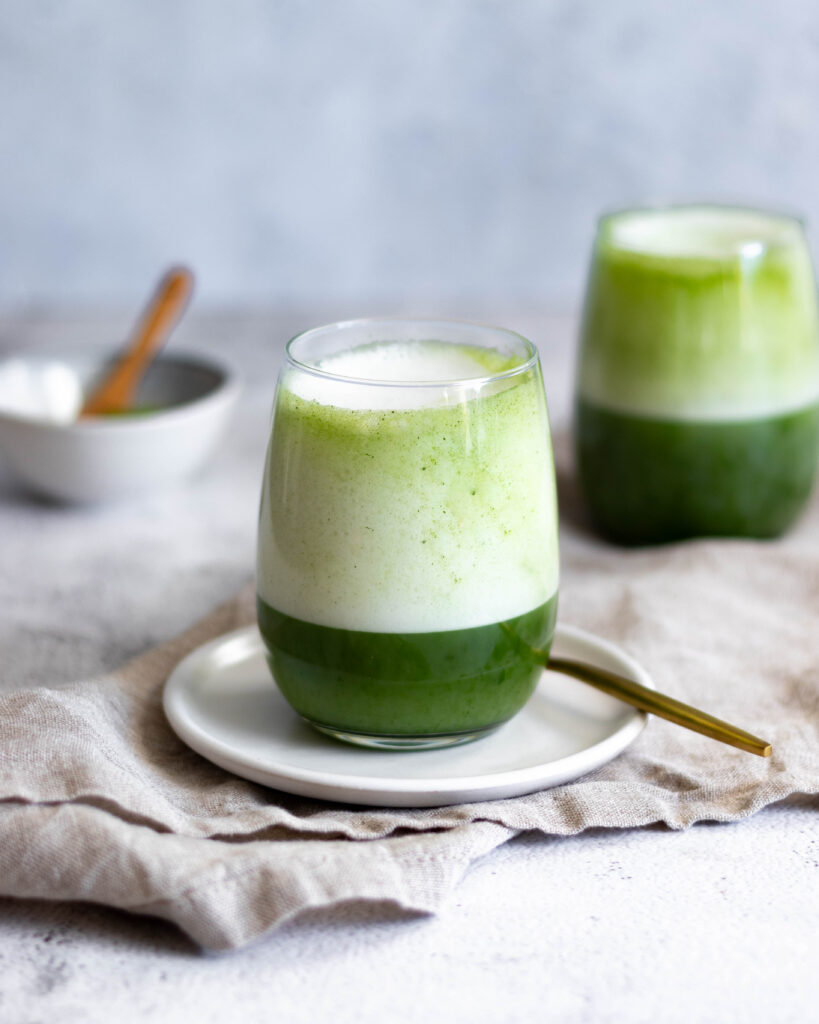 Fructosefreier Matcha Latte im Glas